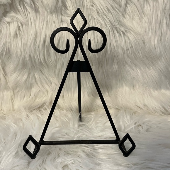 Torre & Tagus Decorative Plate (Stunning black and Red) with stand

$50 - Picture 3 of 5